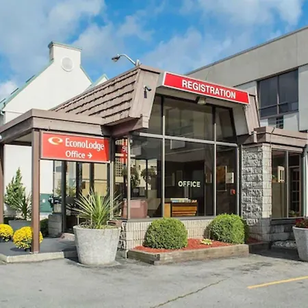 Econo Lodge By The Falls-2